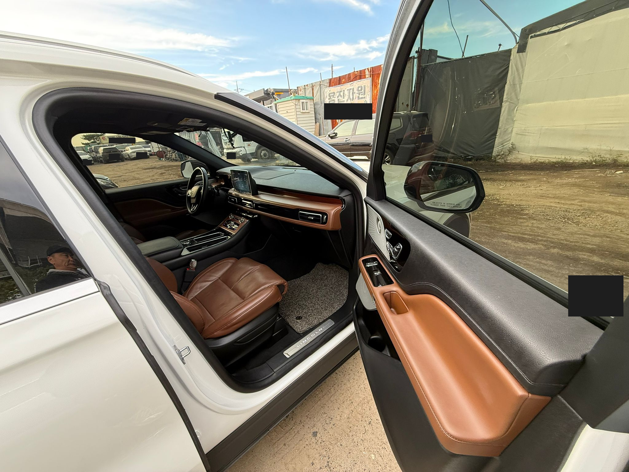 Lincoln Aviator: передняя пассажирская дверь и салон